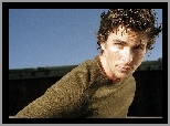 Christian Bale, brzowy sweterek
